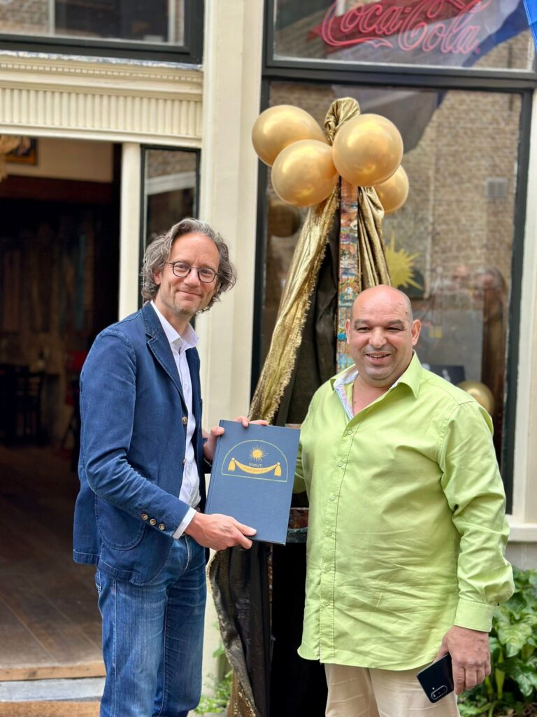 Opening expositie kunstcafé Wethouder opent kunstcafé in het Zonnetje