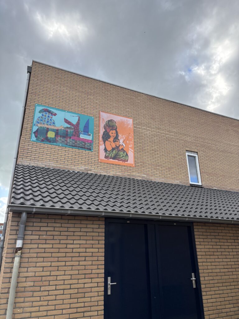 aan de muur in de wijk 2